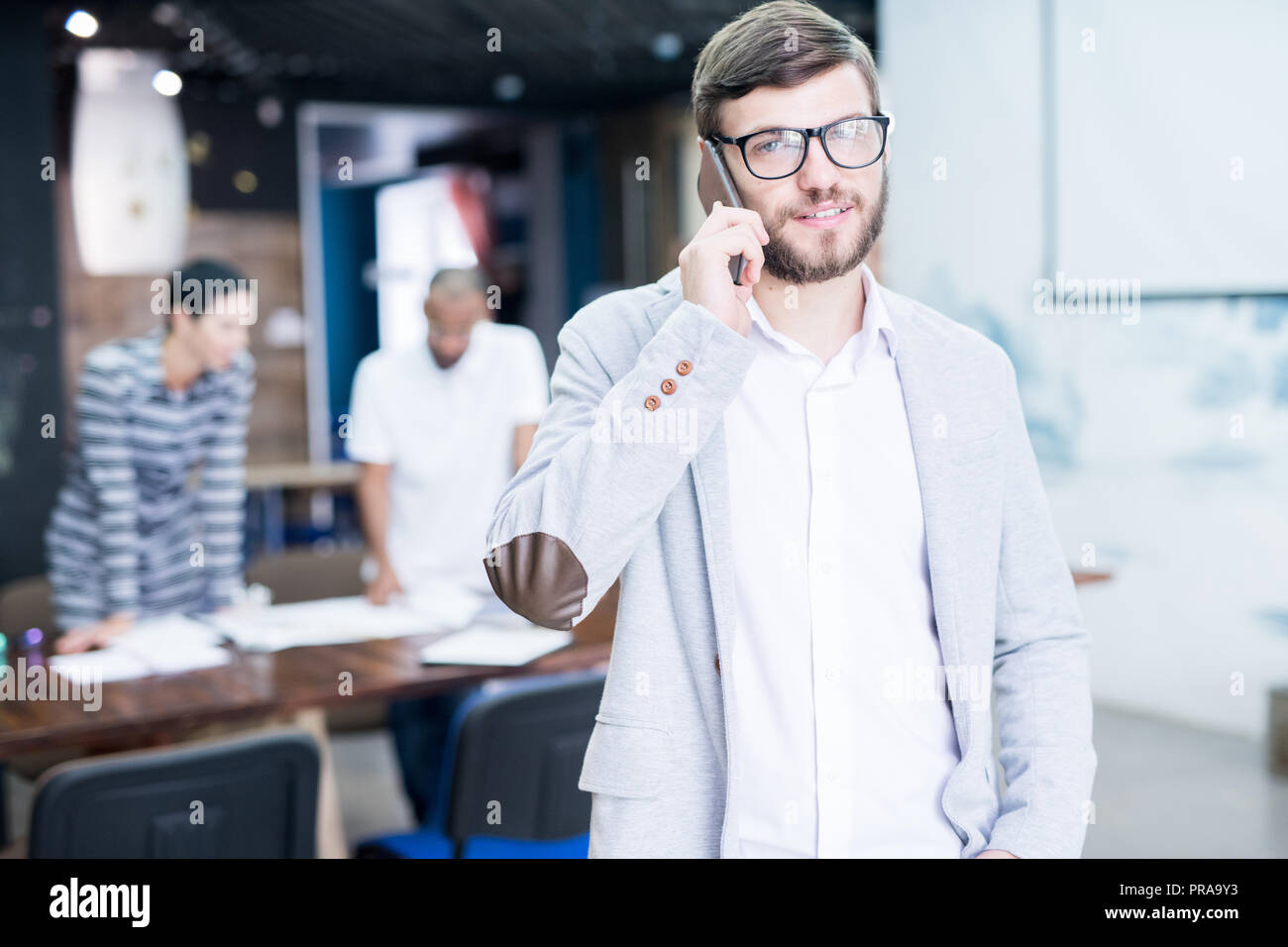 Bello sales manager cliente chiamante Foto Stock