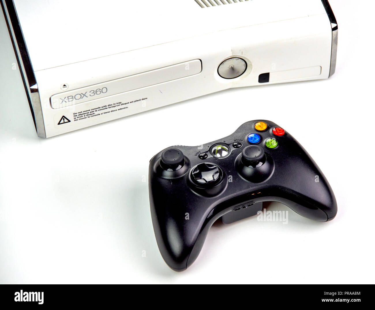 MONTREAL, Canada - 8 Settembre 2018: Xbox 360 Video console di gioco con un controller su un tavolo. La Xbox 360 è un home video della console di gioco sviluppato Foto Stock