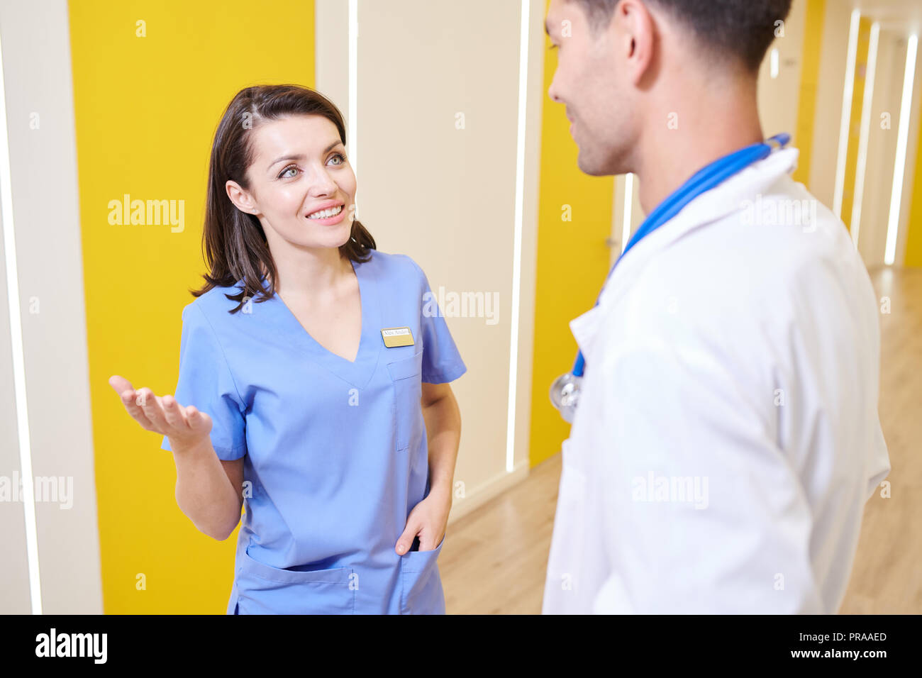 Due medici in chat in clinica Foto Stock