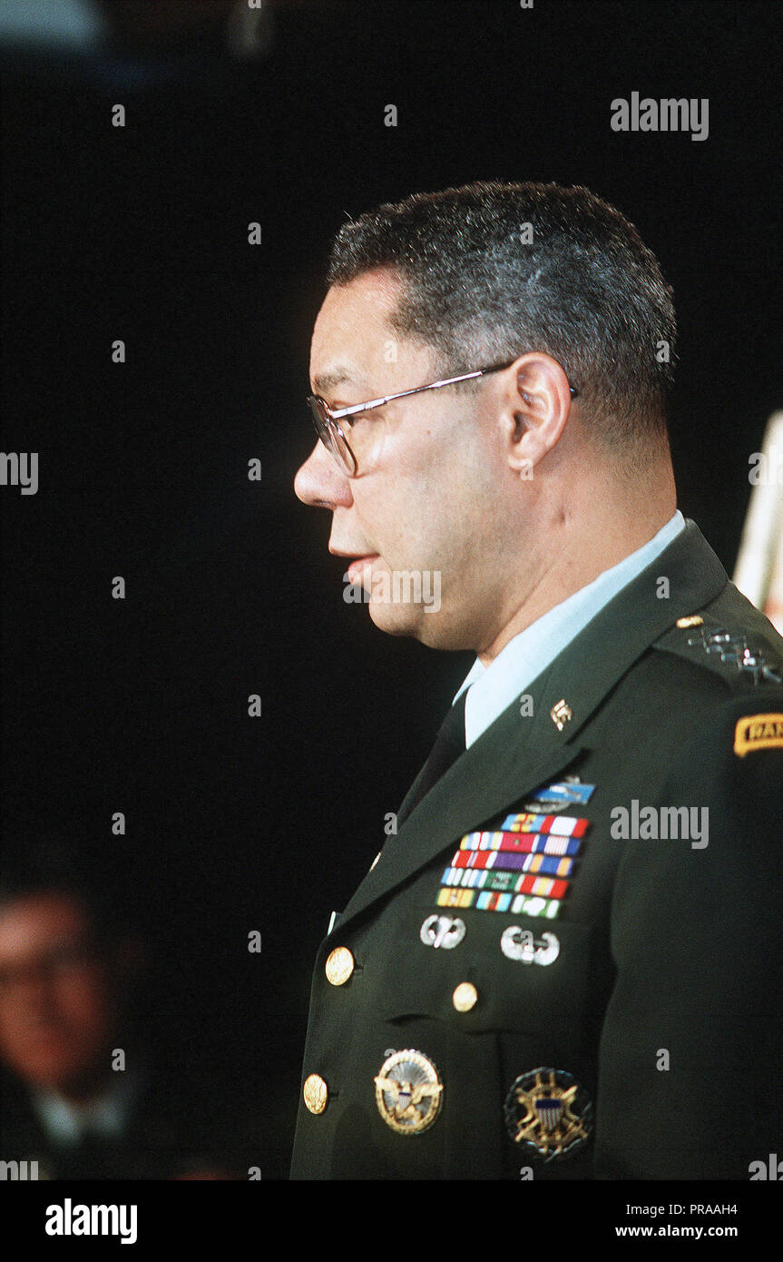General Colin Powell, presidente del Comune di capi di Stato Maggiore, parla nel corso di una conferenza stampa al Pentagono riguardo all'operazione tempesta del deserto. Foto Stock