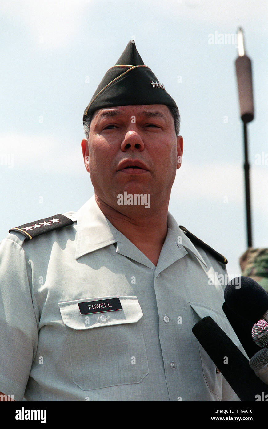 Gen. Colin Powell, presidente Comune di capi di Stato Maggiore, gli indirizzi dei membri della Seconda Divisione Marine che si preparano a partire per partecipare all operazione Desert Shield. Foto Stock
