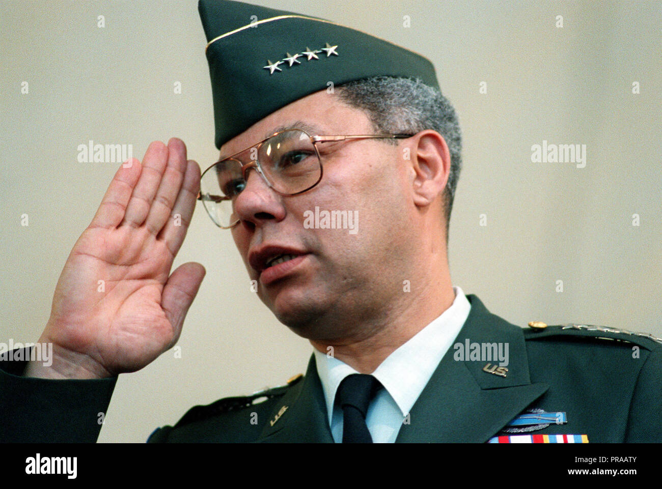 General Colin Powell, presidente del Comune di capi di Stato Maggiore, slautes durante la cerimonia del tramonto per Pearl Harbor sopravvissuti al t egli Arizona Memorial Visitores Center. La cerimonia è parte del giorno lungo osservanze per la commemorazione del cinquantesimo anniversario dell'attacco giapponese a Pearl Harbor. Foto Stock