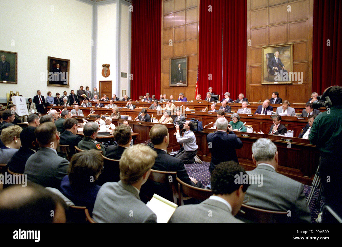 Membri della casa armati Service Committee ascoltare la testimonianza di U.S. Il Segretario della Difesa Les Aspin e U.S. Esercito gen. Colin Powell, Presidente del Comune di capi di Stato Maggiore, durante il 1994 Anno fiscale di difesa le presentazioni in Washington D.C., il 30 marzo 1993. Foto Stock