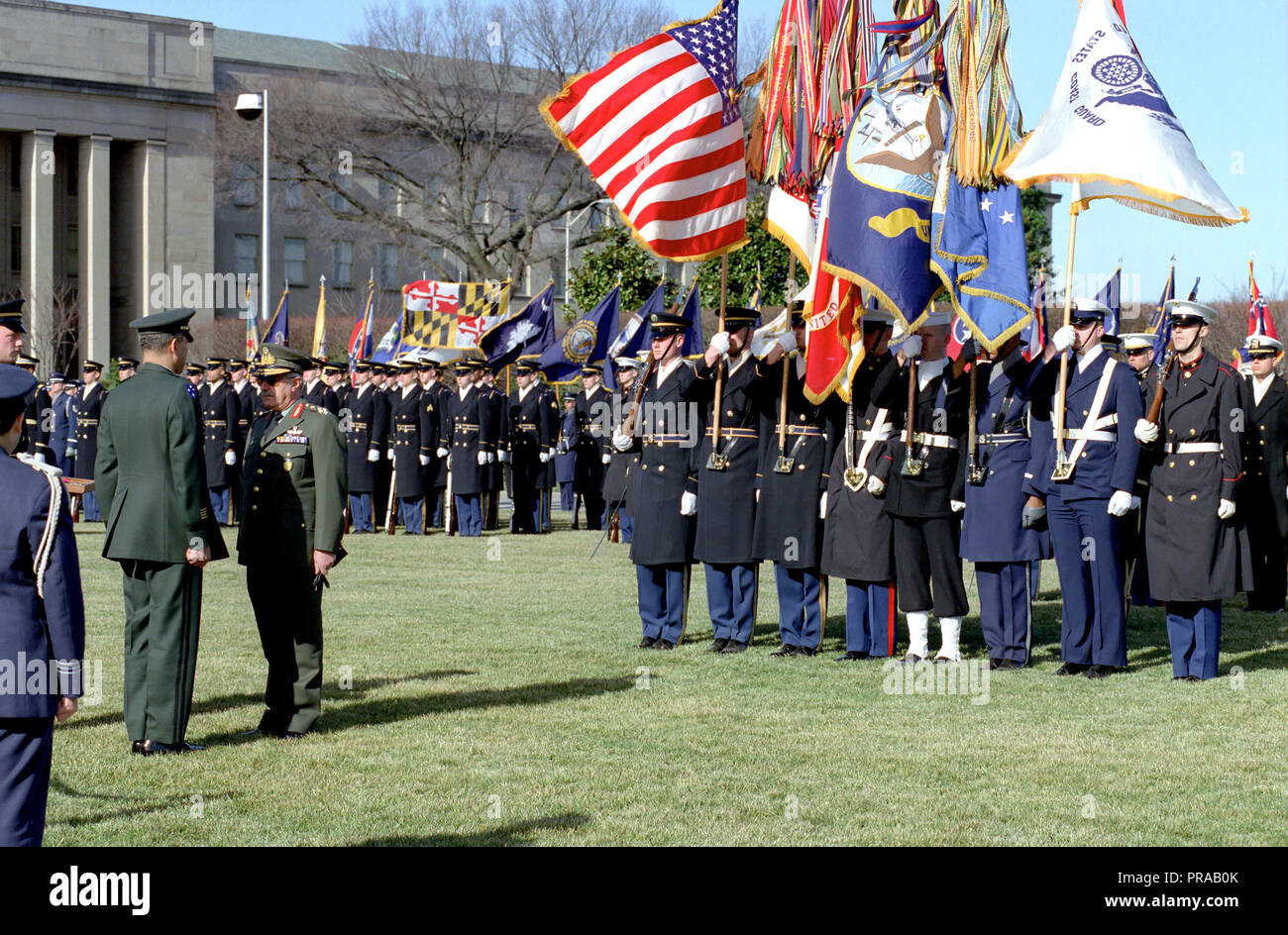 Stati Uniti Esercito gen. Colin Powell, Presidente del Comune di capi di Stato Maggiore, ospita un pieno onore Cerimonia di arrivo per la Repubblica ellenica di Grecia esercito gen. Ioannis Veryvakis, Capo della Hellenic generale dello staff, durante la sua visita al Pentagono nel Febbraio 4, 1993. Foto Stock