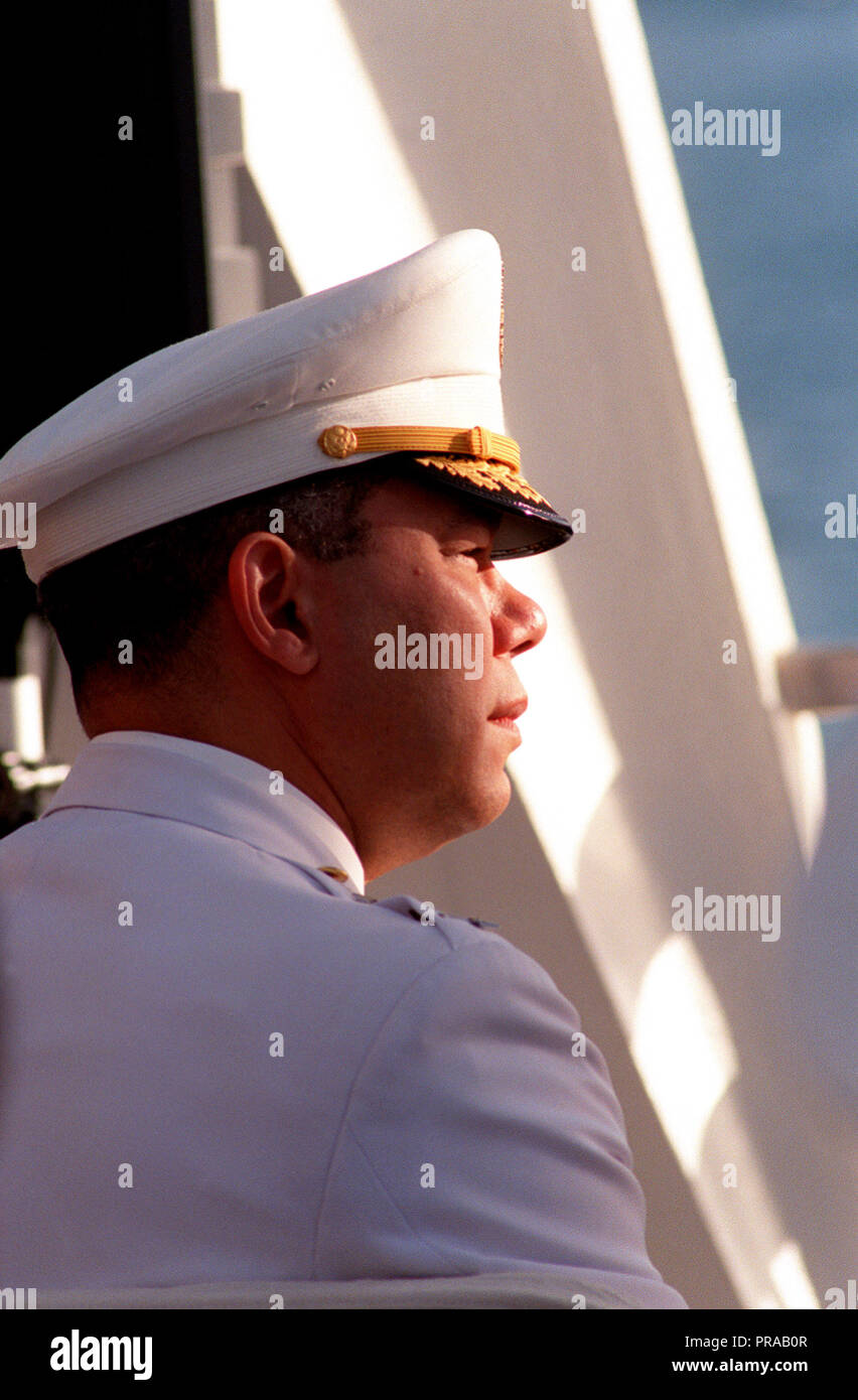 General Colin Powell, presidente del Comune di capi di Stato Maggiore, frequenta un rispetto per la commemorazione del cinquantesimo anniversario dell'attacco giapponese a Pearl Harbor. Foto Stock