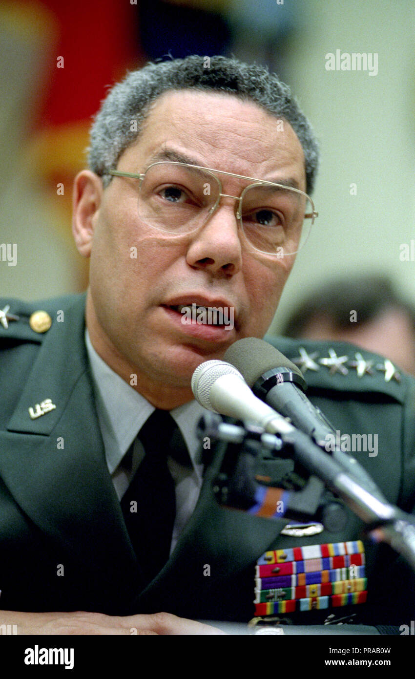 Stati Uniti Army General Colin Powell, Presidente del Comune di capi di Stato Maggiore, presenta l'anno fiscale 1994 di difesa per la casa armati comitato di servizio il 30 marzo 1993. Foto Stock
