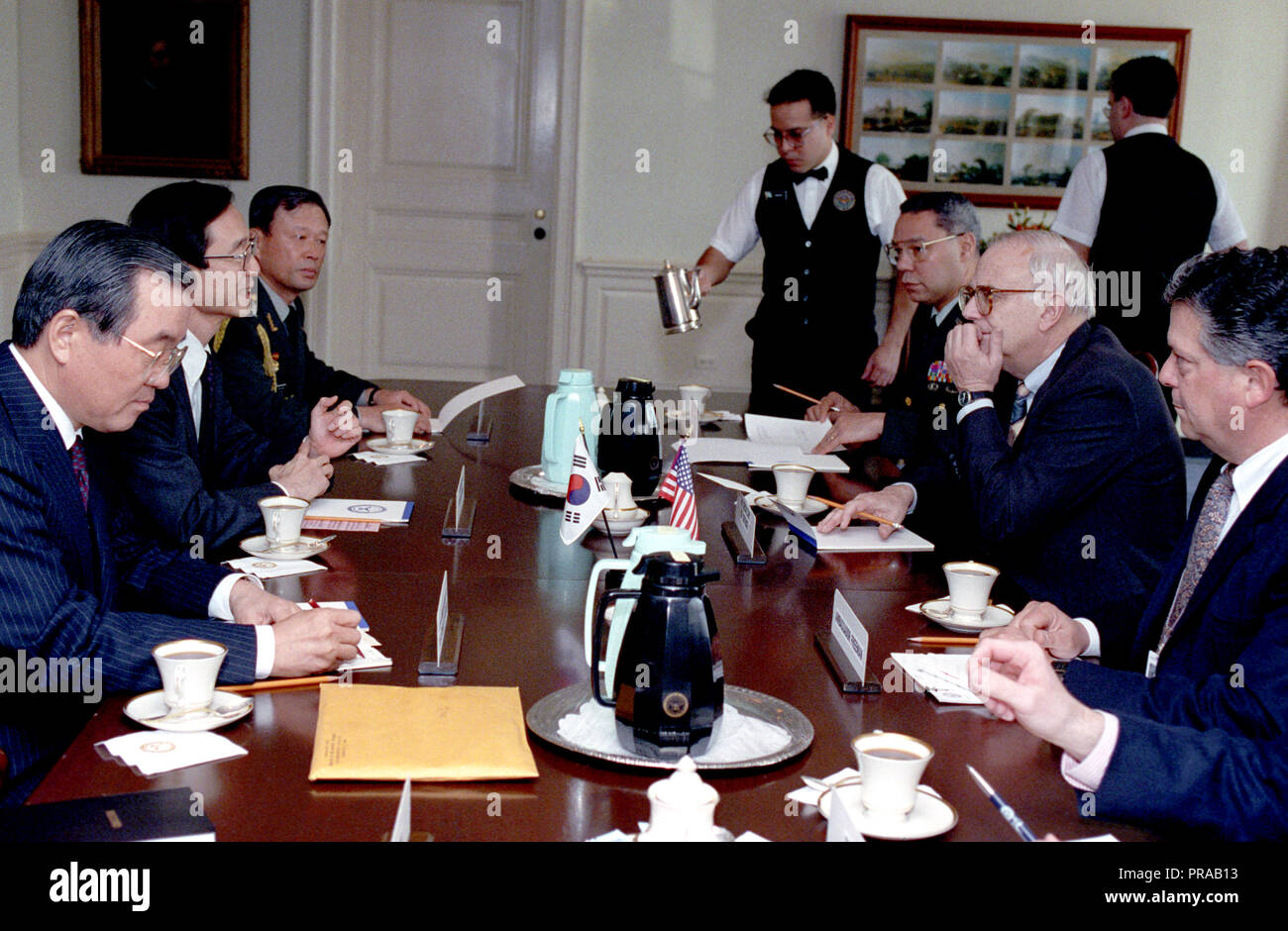 Stati Uniti Il Segretario della Difesa Les Aspin, (seduto al centro a destra) ospita un incontro con la Repubblica di Corea Il Ministro degli Esteri han cantato Joo (seduto di fronte a Segretario Aspin), insieme con altri dipendenti, al Pentagono il 26 marzo 1993. Seduto al Segretario AspinÕs destra è U.S. Army General Colin Powell, Presidente del Comune di capi di Stato Maggiore. Foto Stock