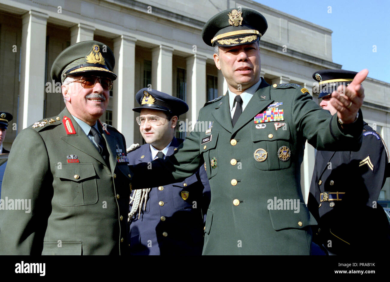 Repubblica ellenica di Grecia esercito gen. Ioannis Veryvakis, Capo della Hellenic generale del Personale, viene accolto da U.S. Esercito gen. Colin Powell, Presidente del Comune di capi di Stato Maggiore, come egli arriva per una visita al Pentagono nel Febbraio 4, 1993. Foto Stock