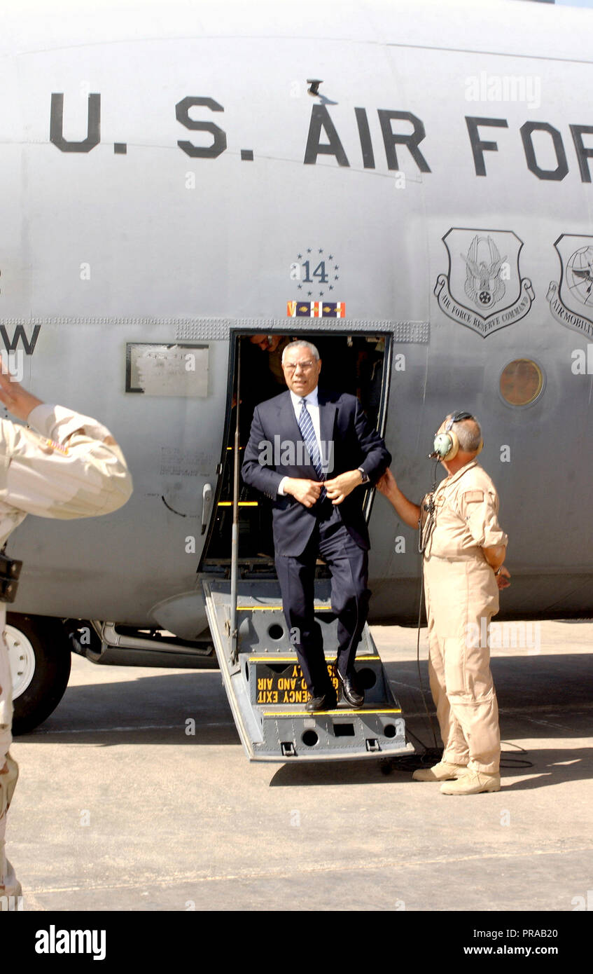 Il Segretario di Stato statunitense Colin Powell L. arriva tramite la US Air Force (USAF) C-130 aerei cargo a Kirkuk Air Base (AB), Iraq. Il segretario è in visita in numerose ubicazioni in tutto l'Iraq tra cui Baghdad e Kirkuk per soddisfare con le truppe sostenere l'Operazione Iraqi Freedom. Foto Stock