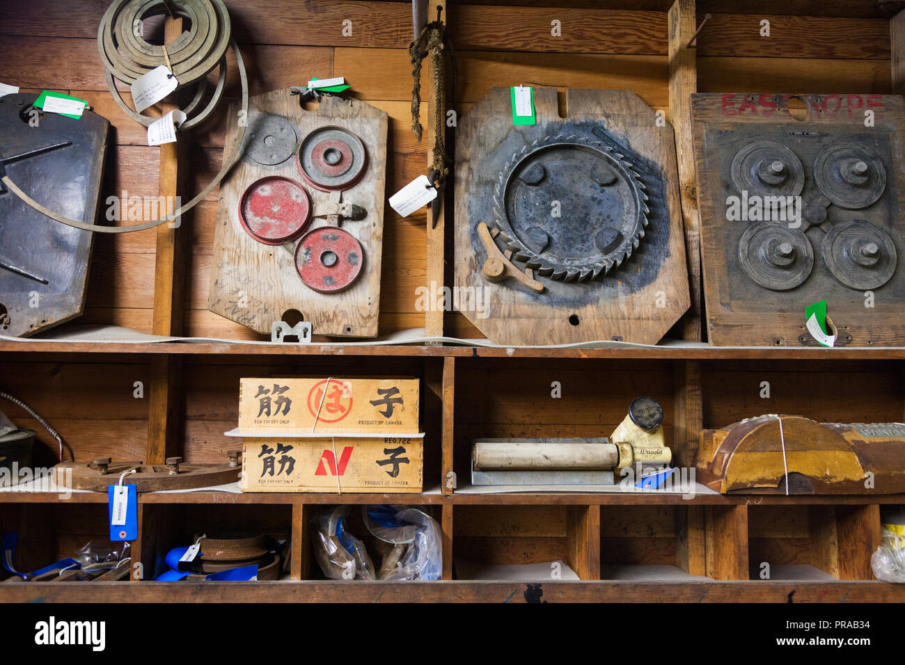 Industria della pesca elementi memorizzati in una collezione museale facility Foto Stock