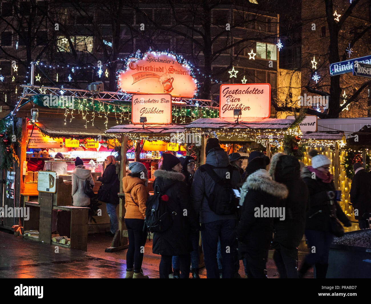 Monaco di Baviera, Germania - 17 dicembre 2017: folla raccolta sulla parte anteriore delle gabbie del Monaco di Baviera mercatino di Natale (Christkindlmarkt). Monaco di Baviera mercatino di Natale Foto Stock