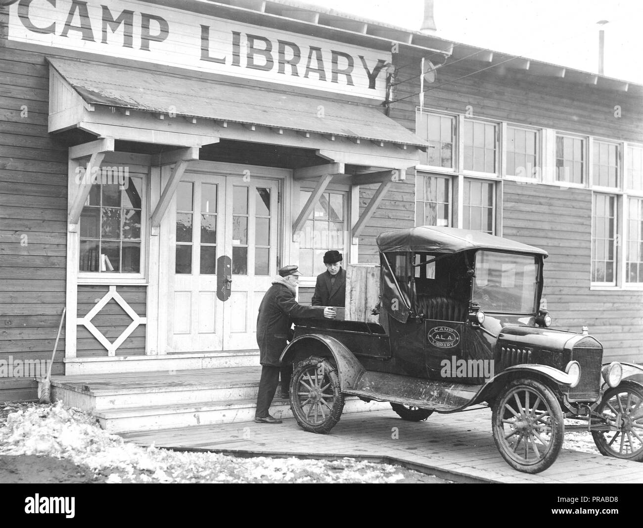 1918 o 1919 - Scarico libri a Camp Grant, Ill, A.L.A. Libreria Foto Stock