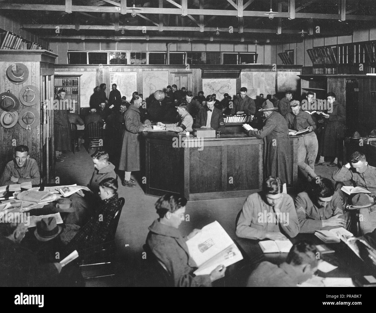 1918 - Biblioteche - Alabama attraverso Iowa - Camp Library, Camp Kearny, Linda Vista, Cal. La libreria in azione a circa 7:30 di sera Foto Stock
