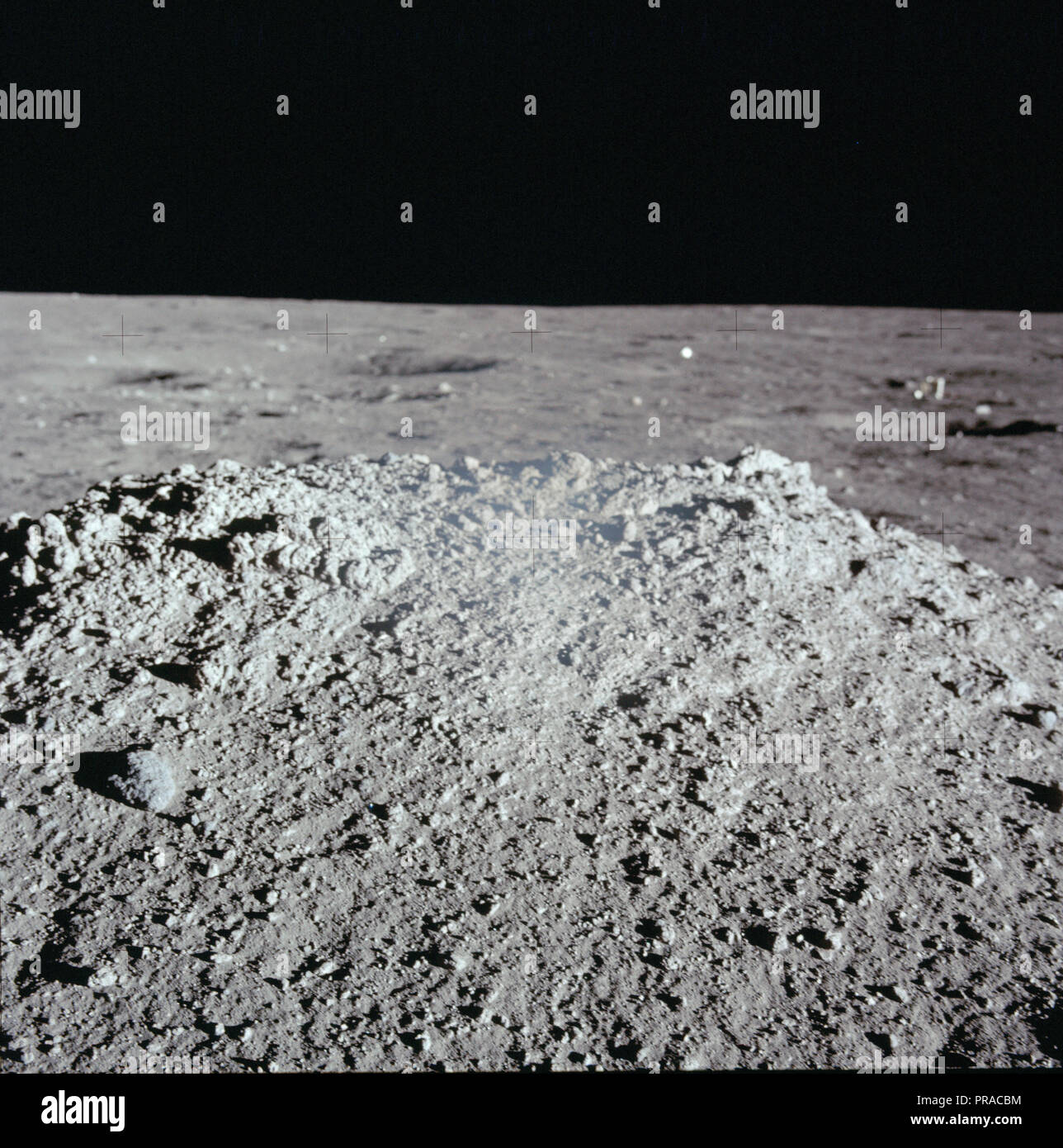 (19 nov. 1969) --- Una vista ravvicinata di un tumulo lunare come fotografato durante l'Apollo 12 extravehicular attività (EVA) sulla superficie lunare. Astronauta Richard F. Gordon Jr., il pilota del modulo di comando, rimase con l'Apollo 12 il comando e moduli di servizio (CSM) in orbita lunare mentre gli astronauti Charles Conrad Jr., commander, e Alan L. Fagiolo, modulo lunare pilota, scese con il modulo lunare (LM) per esplorare la luna. Foto Stock