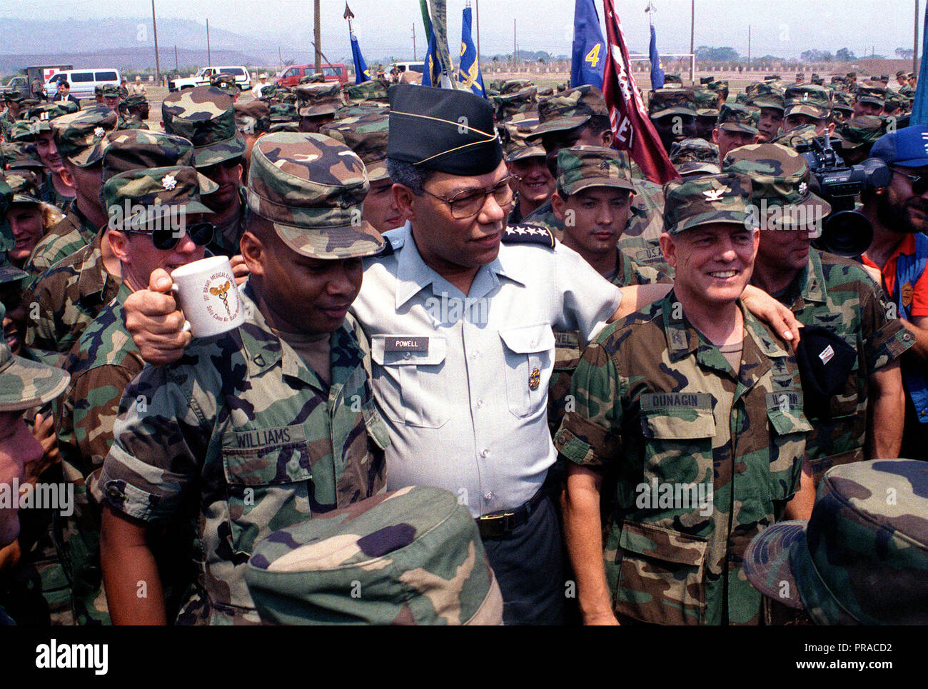 GEN Colin Powell, presidente Comune di capi di Stato Maggiore, in posa per una fotografia con soldati provenienti da Joint Task Force B. Powell si è recato in visita in Honduras come parte di esercizio Fuertes Caminos '91. Foto Stock