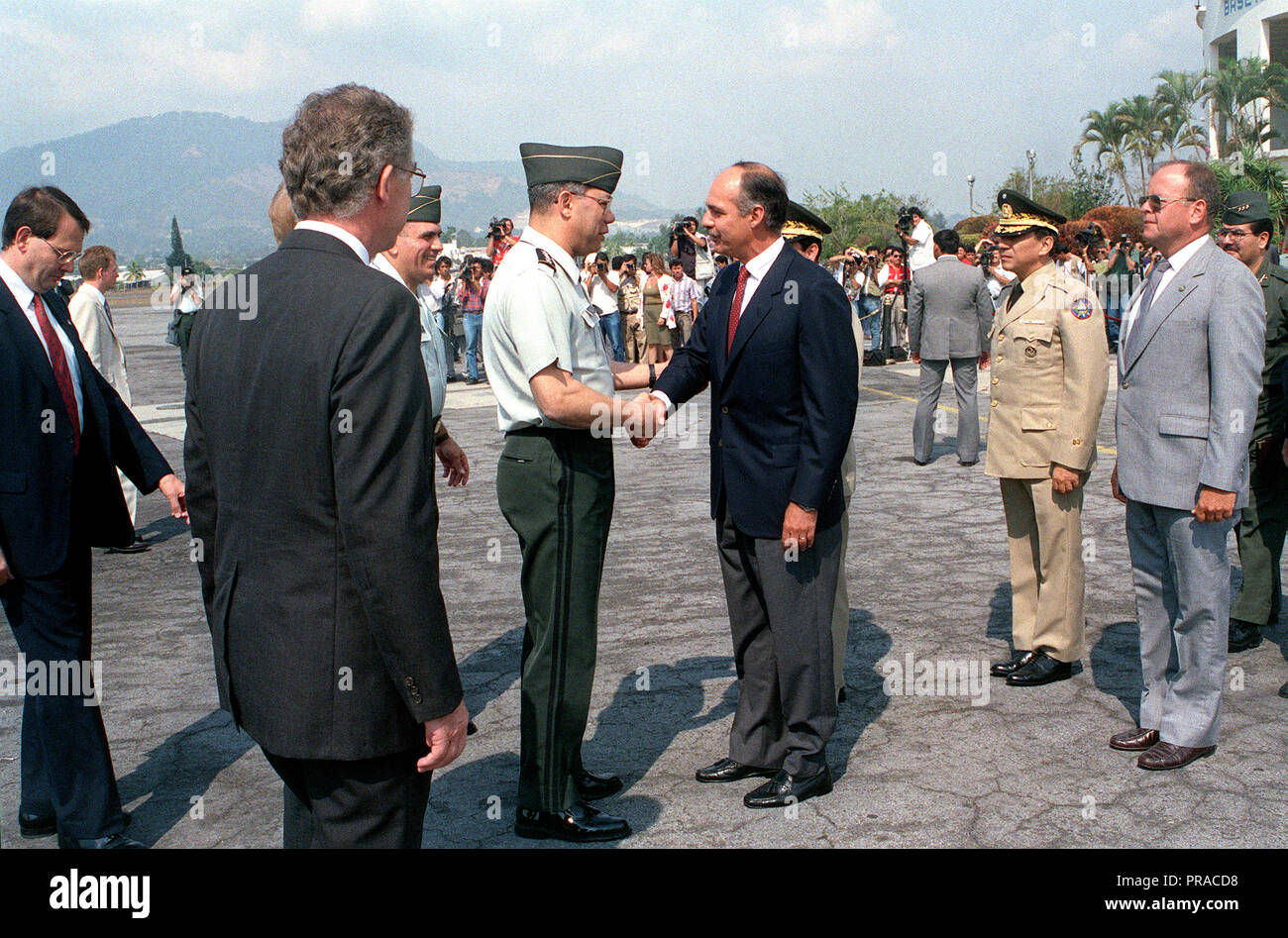 Presidente Alfredo Cristiana, presidente di El Salvador, saluta General Colin Powell, presidente Comune di capi di Stato Maggiore, su Powell's arrivo per una visita di stato durante l'esercizio Fuertes Caminos '91. Foto Stock