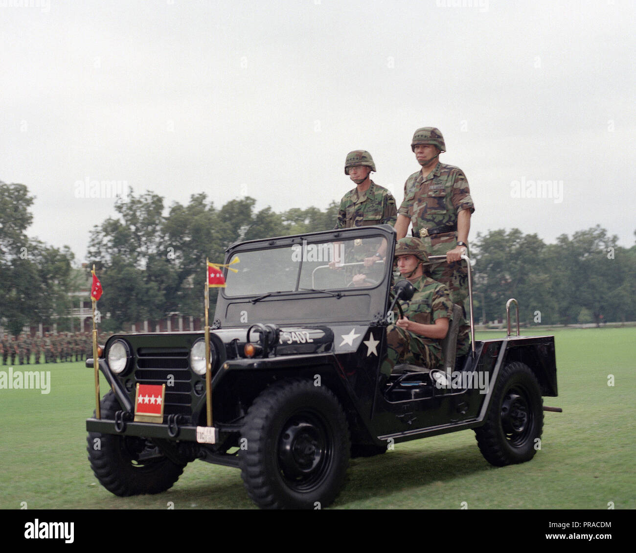 GEN Edwin H. Burba Jr., sinistra e gen Colin Powell L. preparare per ispezionare le truppe durante la modifica del comando cerimonia in cui Burba assume la posizione del comandante in capo, U.S. Forze armate comando, da Powell. Foto Stock