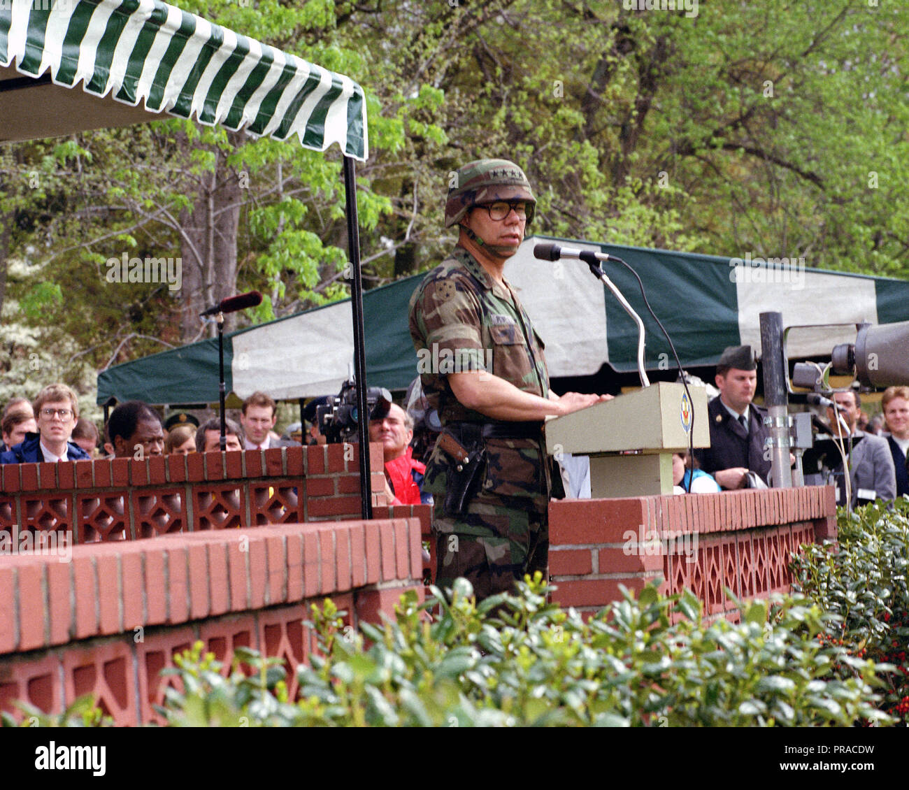 General Colin Powell risolve il pubblico al comando delle forze di cambiamento del comando poco dopo diventando comandante in capo Foto Stock
