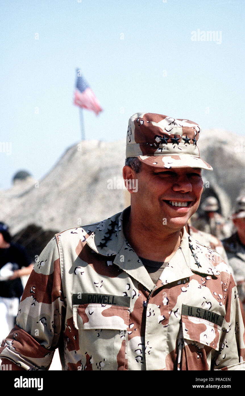 Gen. Colin Powell, presidente del Comune di capi di Stato Maggiore, tours il 726th Tactical Control Squadron strutture durante l'Operazione Desert Shield. Foto Stock