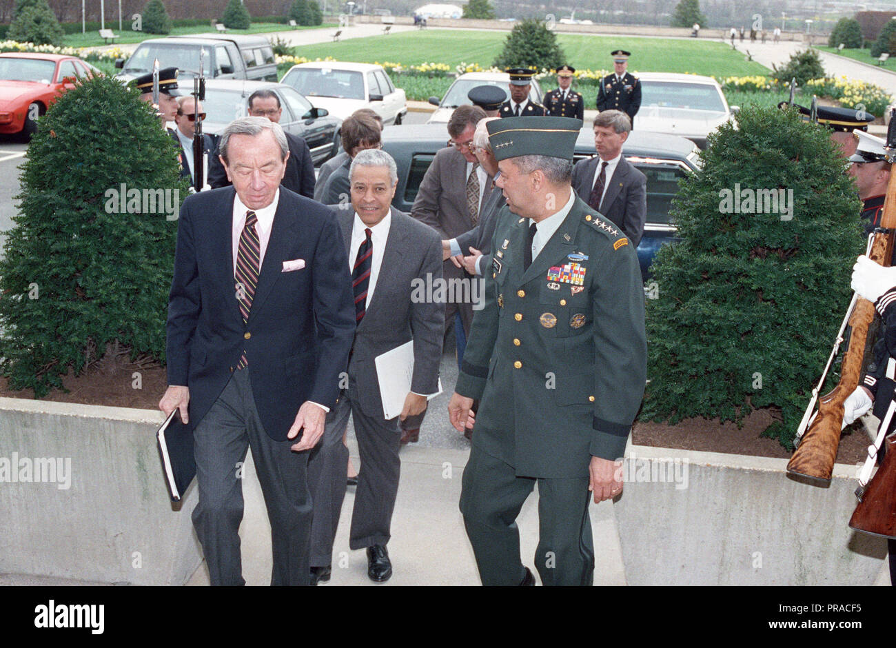 Gli onorevoli Warren Christopher (sinistra), U.S. Segretario di Stato degli Stati Uniti e Army General Colin Powell, Presidente del Comune di capi di Stato Maggiore, a piedi su per le scale fino al fiume entrata del Pentagono a Washington D.C., il 11 aprile 1993. Foto Stock