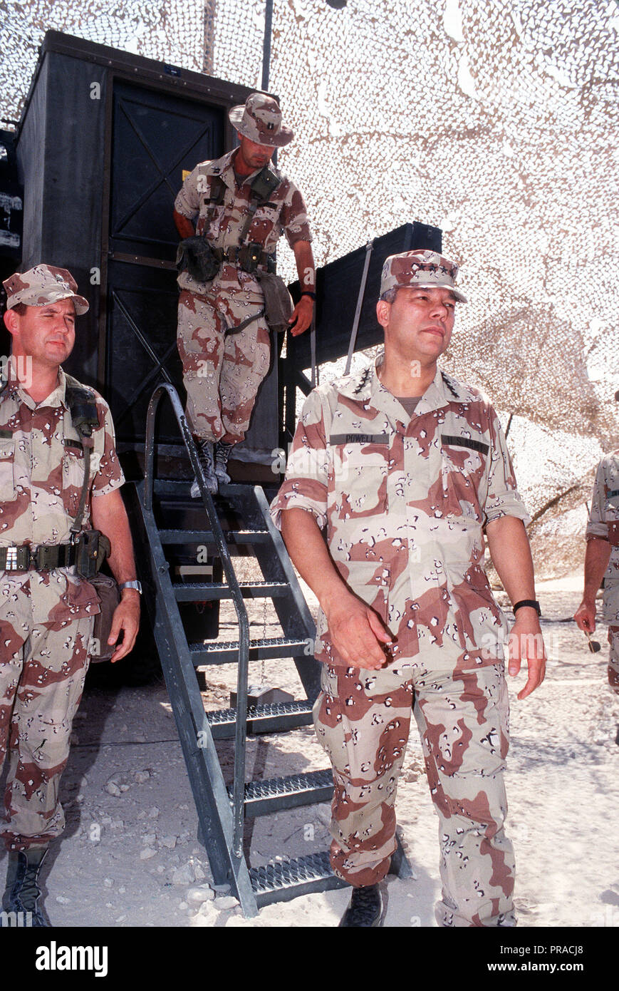 General Colin Powell, presidente del Comune di capi di Stato Maggiore, tours strutture militari durante operazione Desert Shield. Foto Stock
