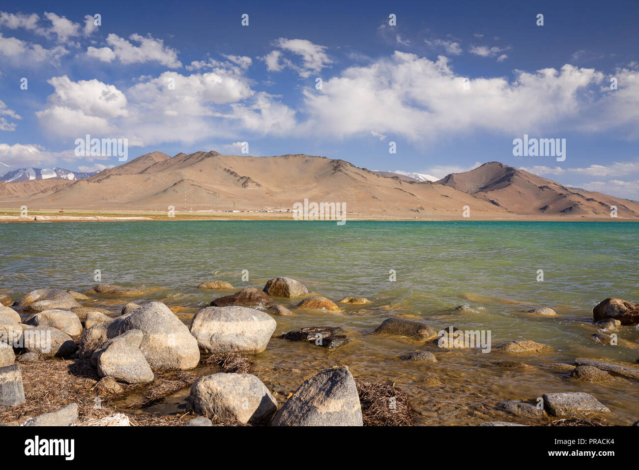 Immagini di remote Lago Karakul, una delle acque salmastre ad alta quota lago, nella parte orientale del Pamir Highway nell est del Tagikistan. Foto Stock