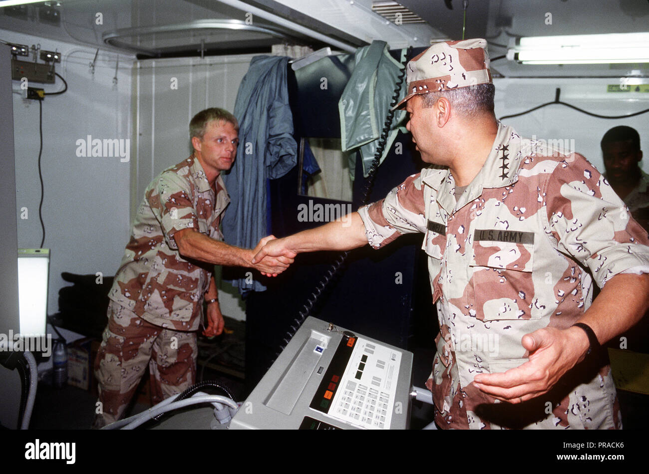 Gen. Colin Powell, presidente del Comune di capi di Stato Maggiore, saluta un membro di un gruppo di medici mentre visitano le strutture militari durante operazione Desert Shield. Foto Stock