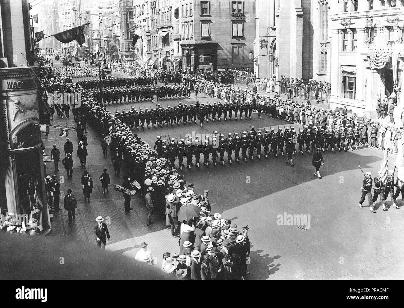 Giorno di indipendenza, 1918 - Il Giorno Di Indipendenza Parade, Fifth Avenue, New York City, 4 luglio 1918. Stati Uniti Coast Guard condizionato Foto Stock