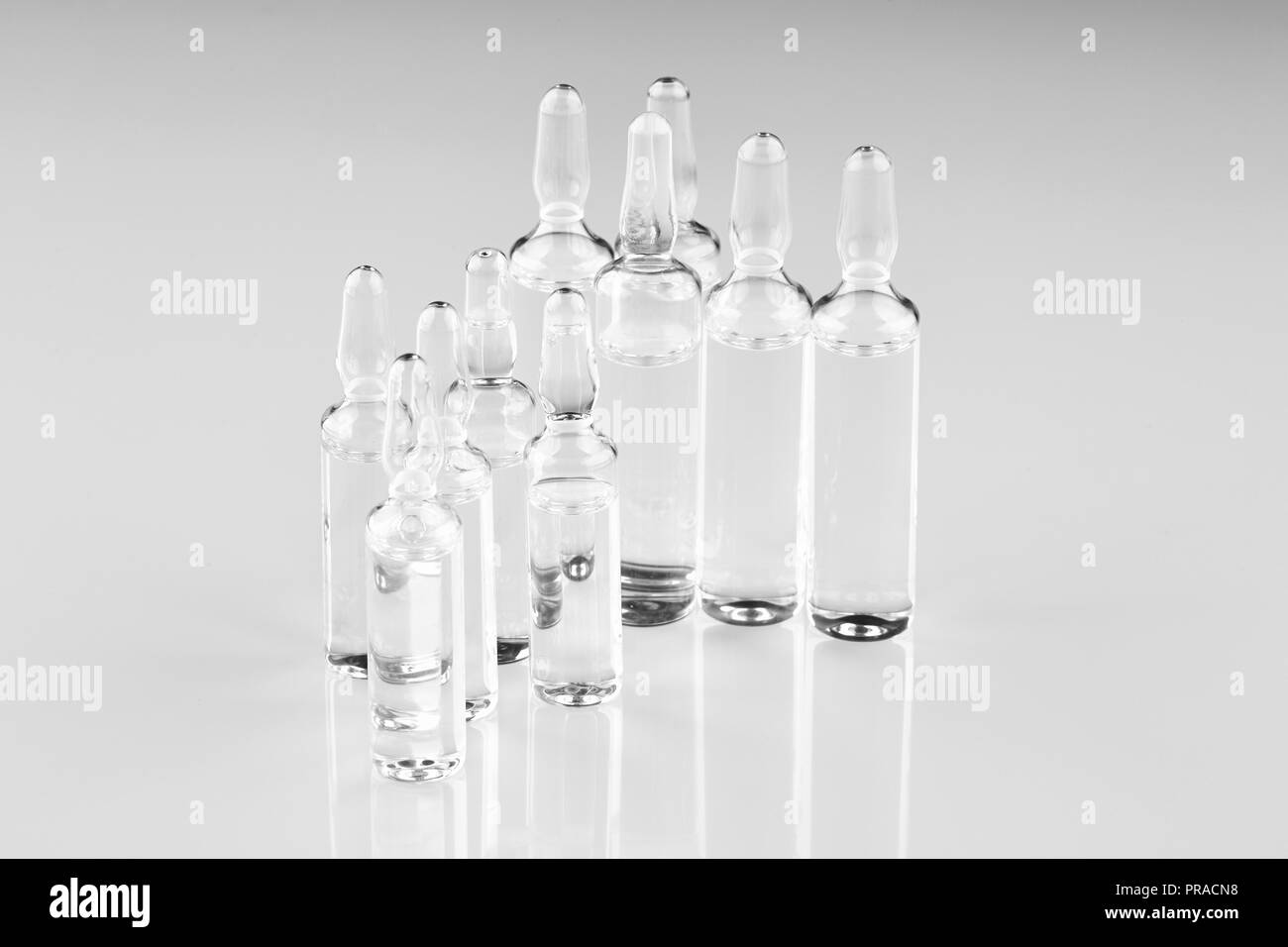 Fiale con la medicina su sfondo bianco. Foto Stock