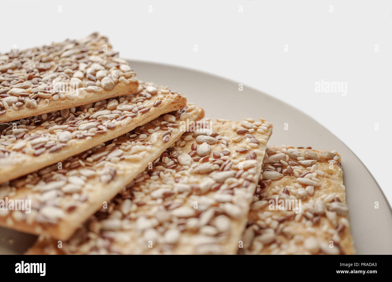 I biscotti con cereali, salutare i biscotti con olio di semi di girasole, semi di canapa e di semi di sesamo. Foto Stock