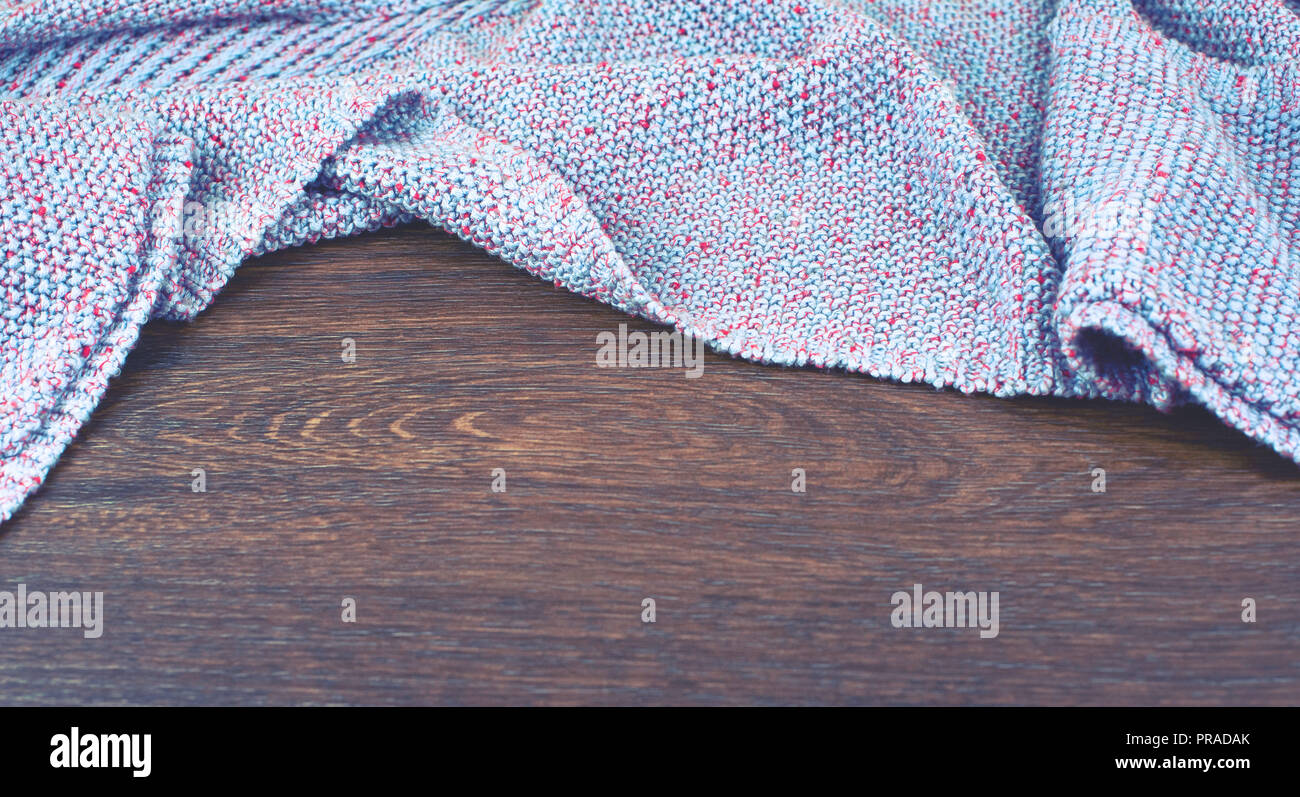 Banner uno spazio vuoto sul desktop vecchio legno naturale squallido sfondo coperta di maglia plaid color porpora Foto Stock