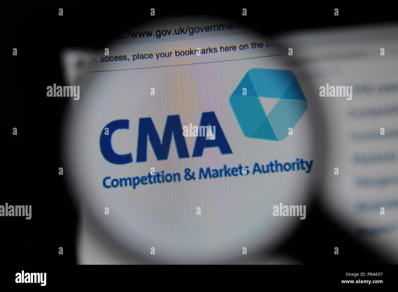 La concorrenza e i mercati Authority (CMA) Sito web visto attraverso una lente di ingrandimento Foto Stock