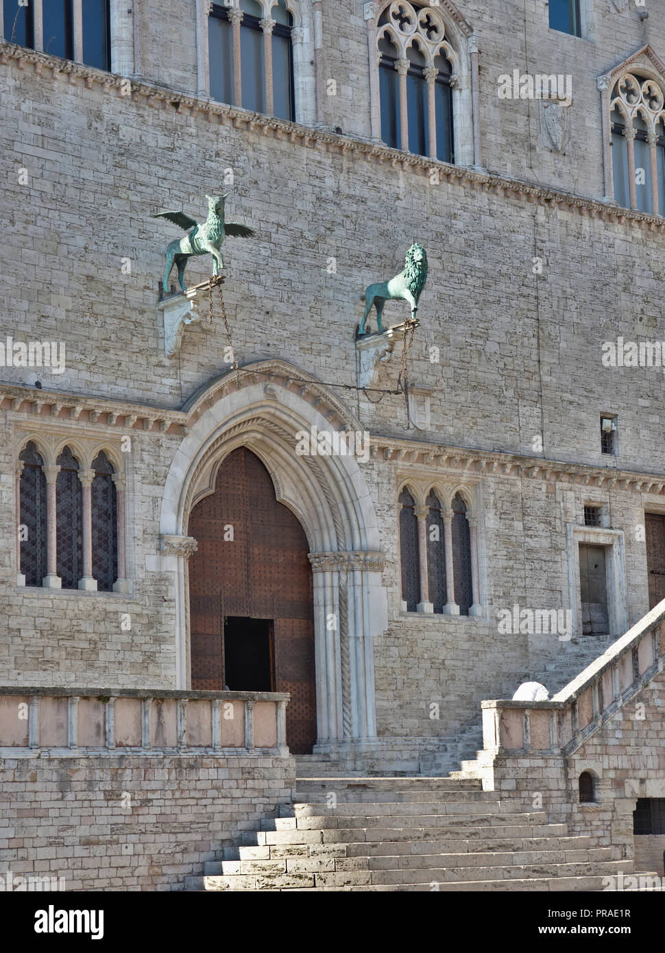 Perugia Umbria Italia. Palazzo dei Priori. Ingresso alla Sala dei Notari con le due statue di bronzo simbolo della città, il grifone e il leone. Foto Stock