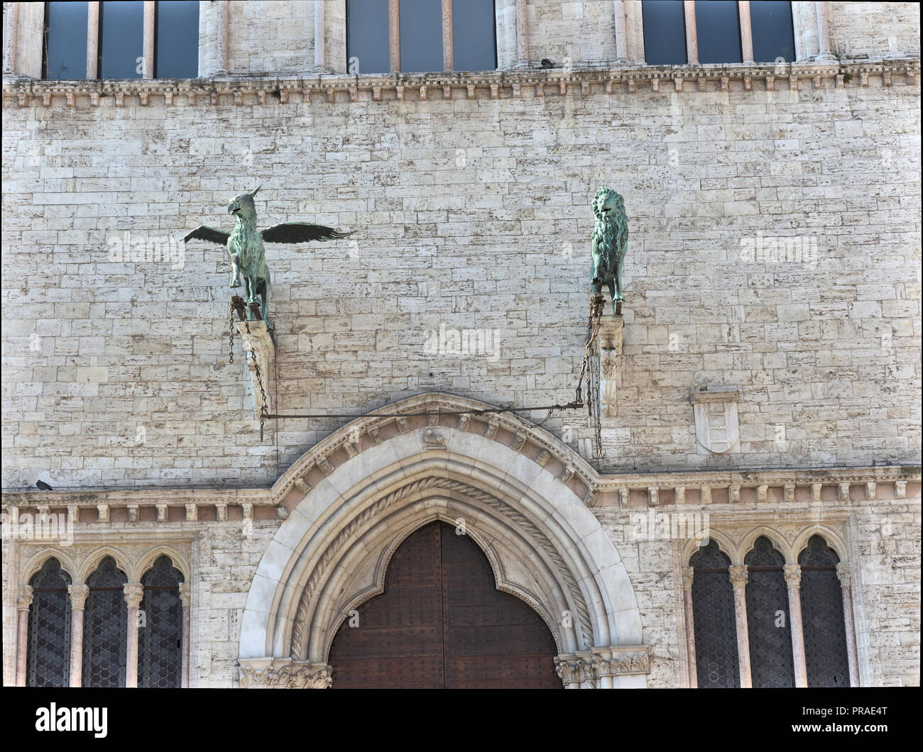 Perugia Umbria Italia. Statue di bronzo closeup (copie di originali, all'interno del palazzo) del simbolo della città di Griffin e il leone. Foto Stock