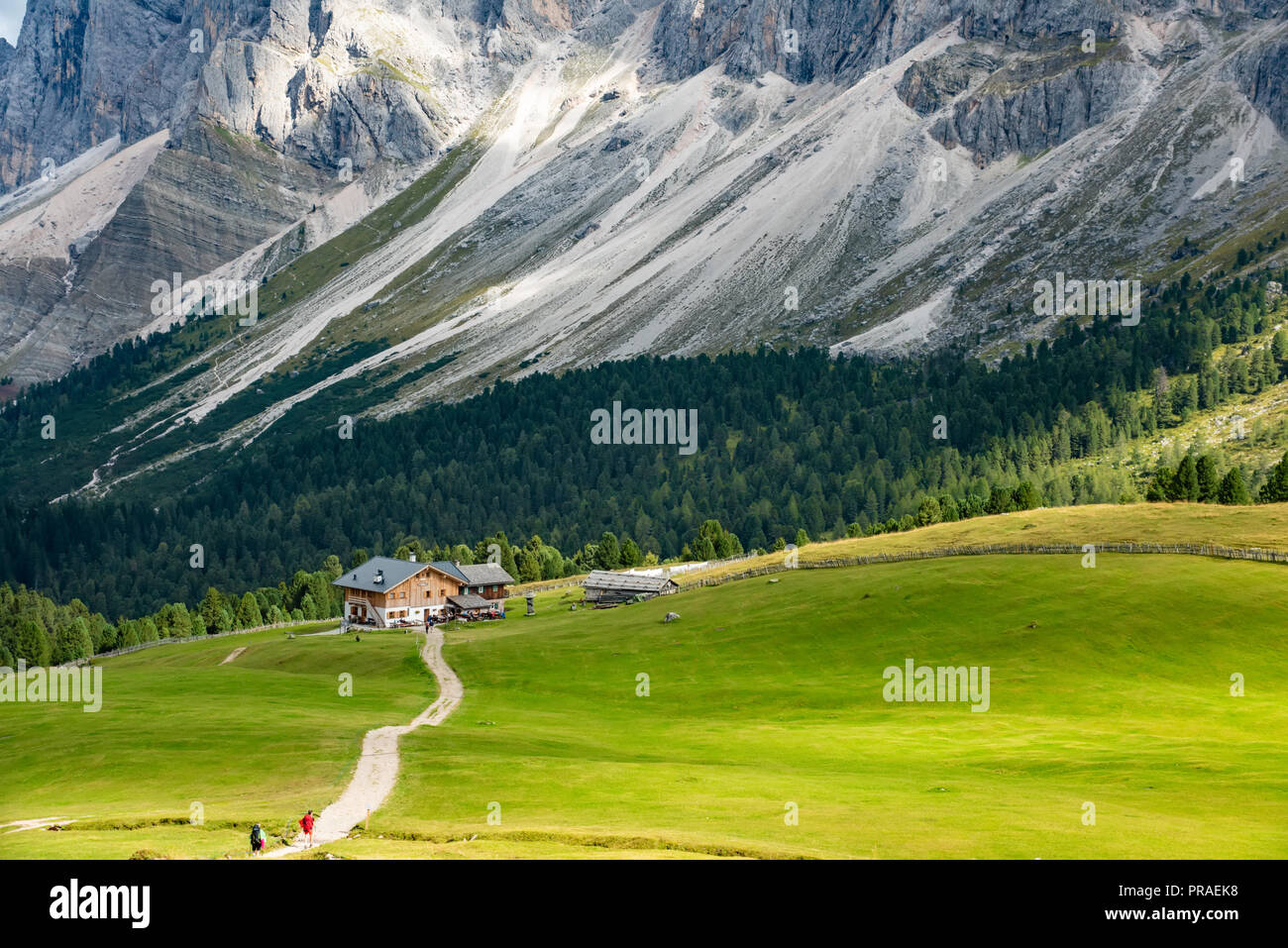 Bellissimo paesaggio di montagna di Brogles rifujio nelle Dolomiti Italia Foto Stock