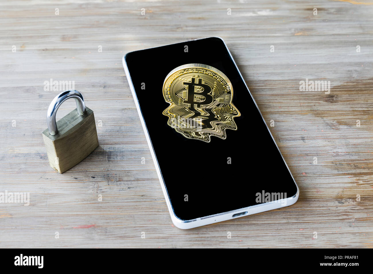 Un Bitcoin Cryptocurrency Bit digitale medaglia BTC valuta la tecnologia Internet Business concetto. Bitcoin su smartphone Foto Stock