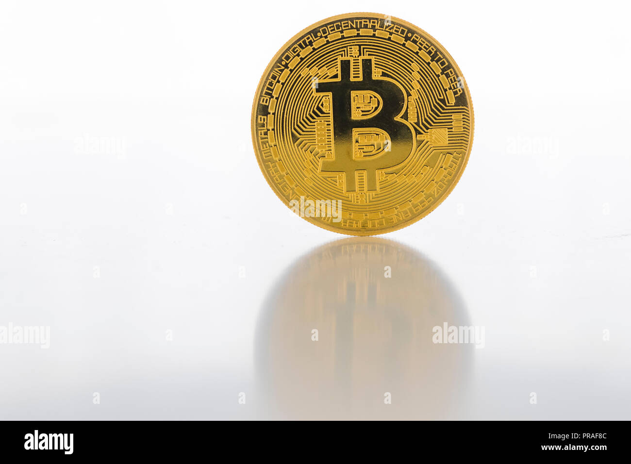 Un Bitcoin Cryptocurrency Bit digitale medaglia BTC valuta la tecnologia Internet Business concetto. Foto Stock