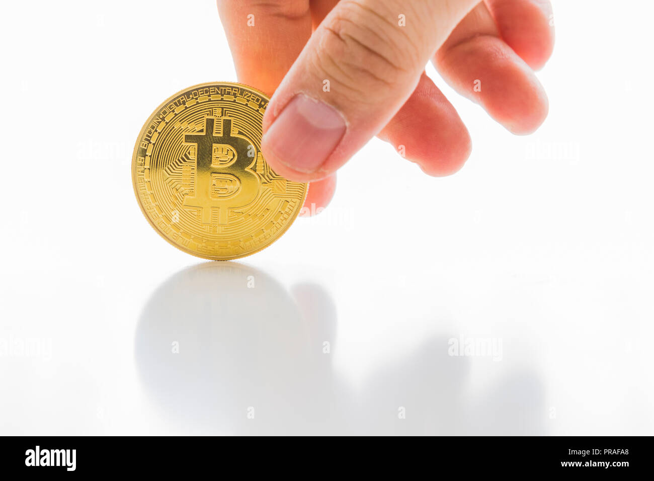 Un Bitcoin Cryptocurrency Bit digitale medaglia BTC valuta la tecnologia Internet Business concetto. Mani Bitcoin Foto Stock