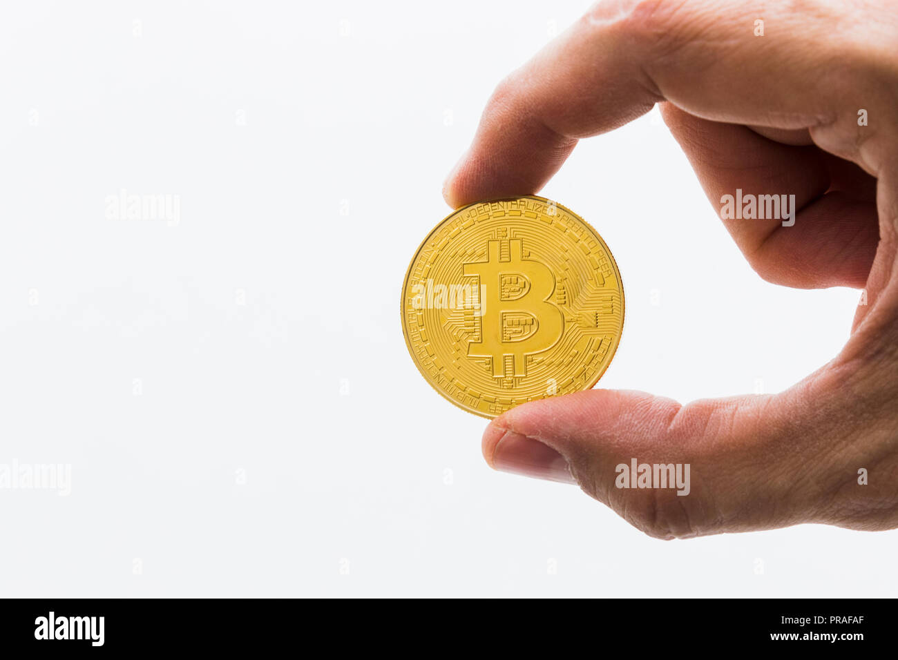 Un Bitcoin Cryptocurrency Bit digitale medaglia BTC valuta la tecnologia Internet Business concetto. Mani Bitcoin Foto Stock