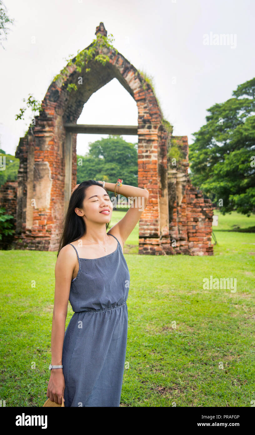 Ritratto di donna cinese nelle rovine di Ayutthaya , della Thailandia Foto Stock