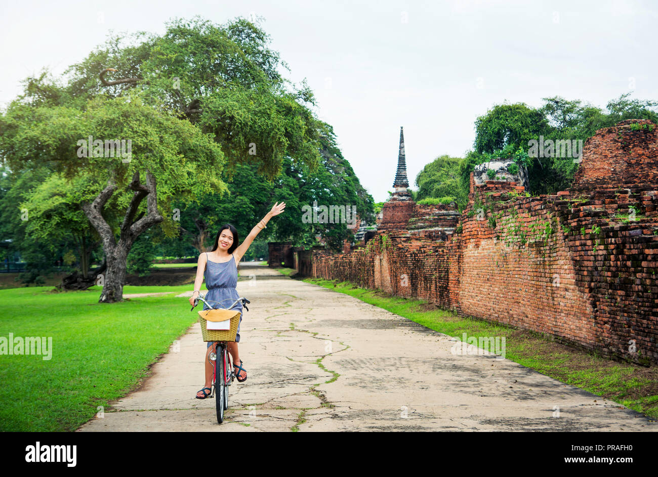 Ragazza Ayutthaya esplorare in bicicletta, viaggio Thailandia Foto Stock