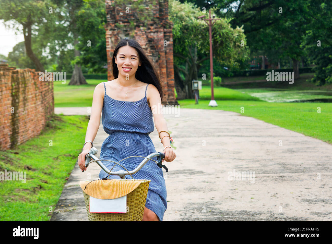 Ragazza Ayutthaya esplorare in bicicletta, viaggio Thailandia Foto Stock