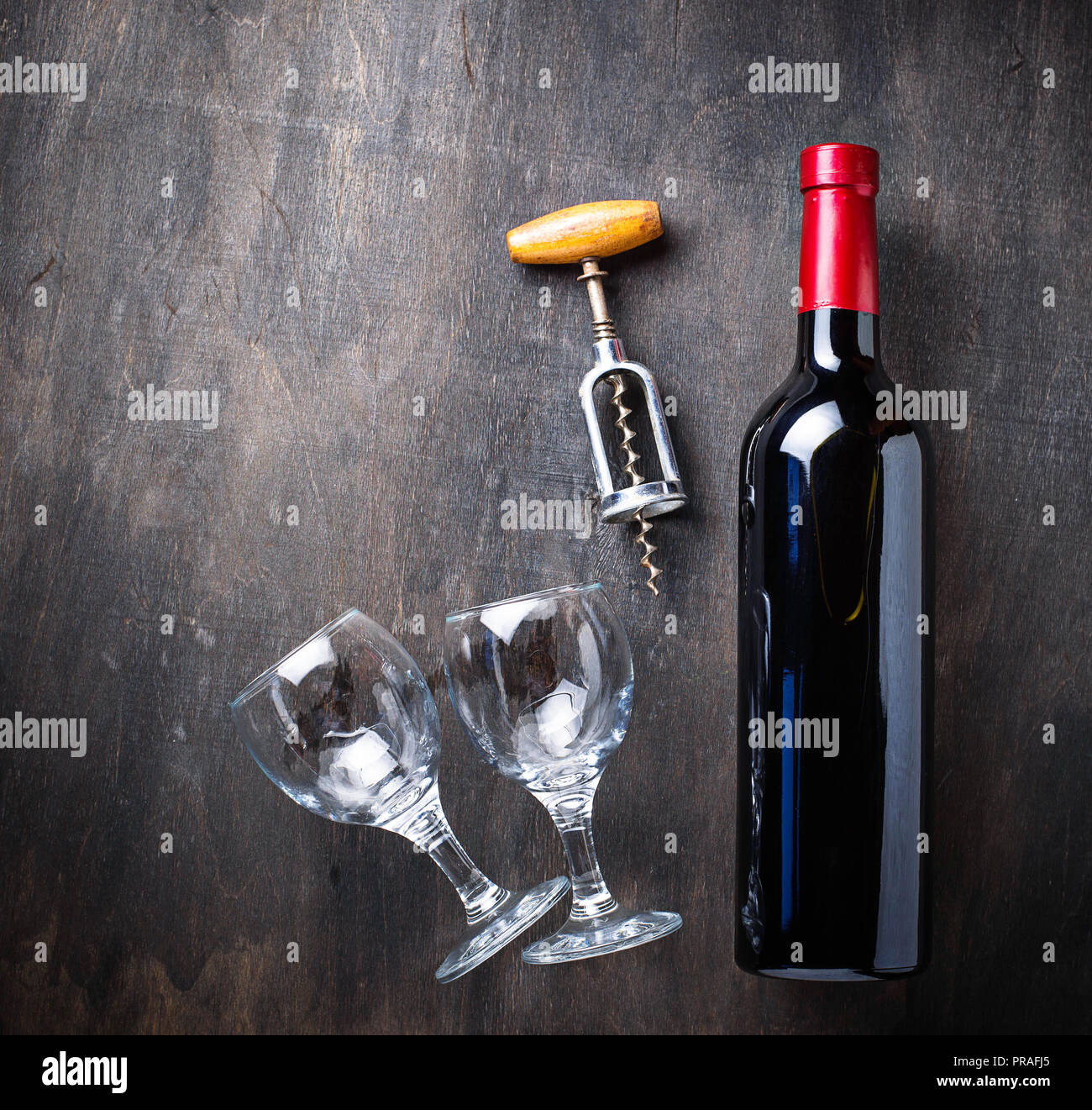 Bottiglia di vino, bicchieri e cavatappi vintage Foto Stock