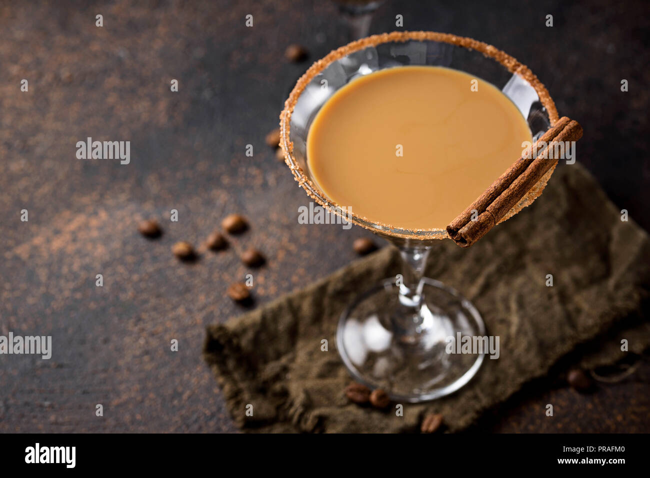 Chocolate Martini cocktail o Irish cream liquor Foto Stock