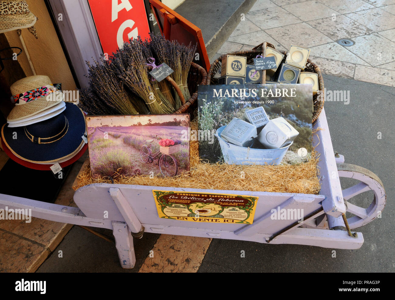 Una nuova visualizzazione dei doni turistici al di fuori di un negozio specializzato in cose provenzale, basato sulla lavanda, nel sud della cittadina francese di Apt. Foto Stock