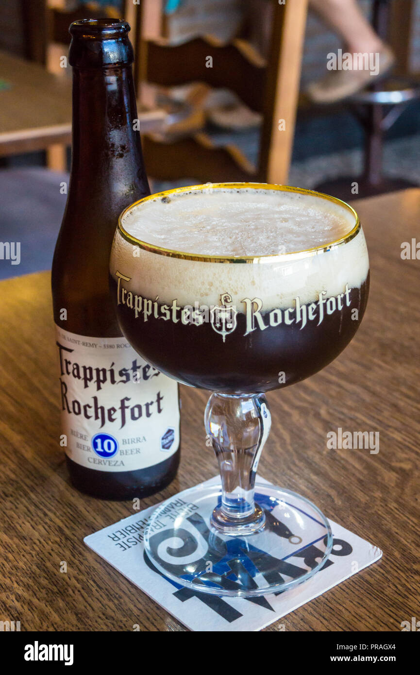 Un bicchiere e una bottiglia di birra Rochefort 10 Trappist, Bar Tribunal,  Rochefort, Belgio Foto stock - Alamy