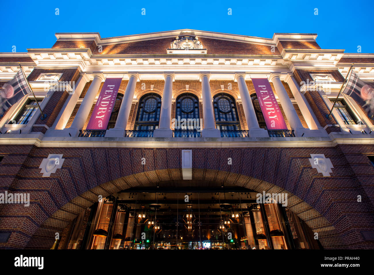 Stati Uniti Maryland Baltimore MD Fells Point Il Sagamore Hotel Pendry al tramonto in serata una boutique hotel di lusso Foto Stock