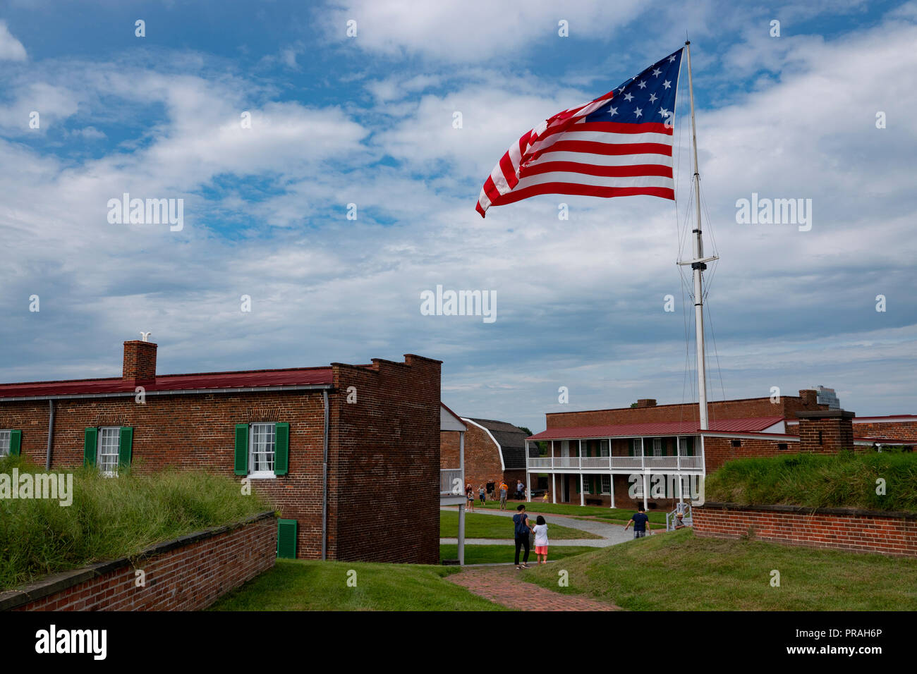 Stati Uniti Maryland MD Baltimore Fort McHenry National Monument 15 bandiere star vola replica della bandiera che hanno volato durante la battaglia di Francis Scott Key vide Foto Stock