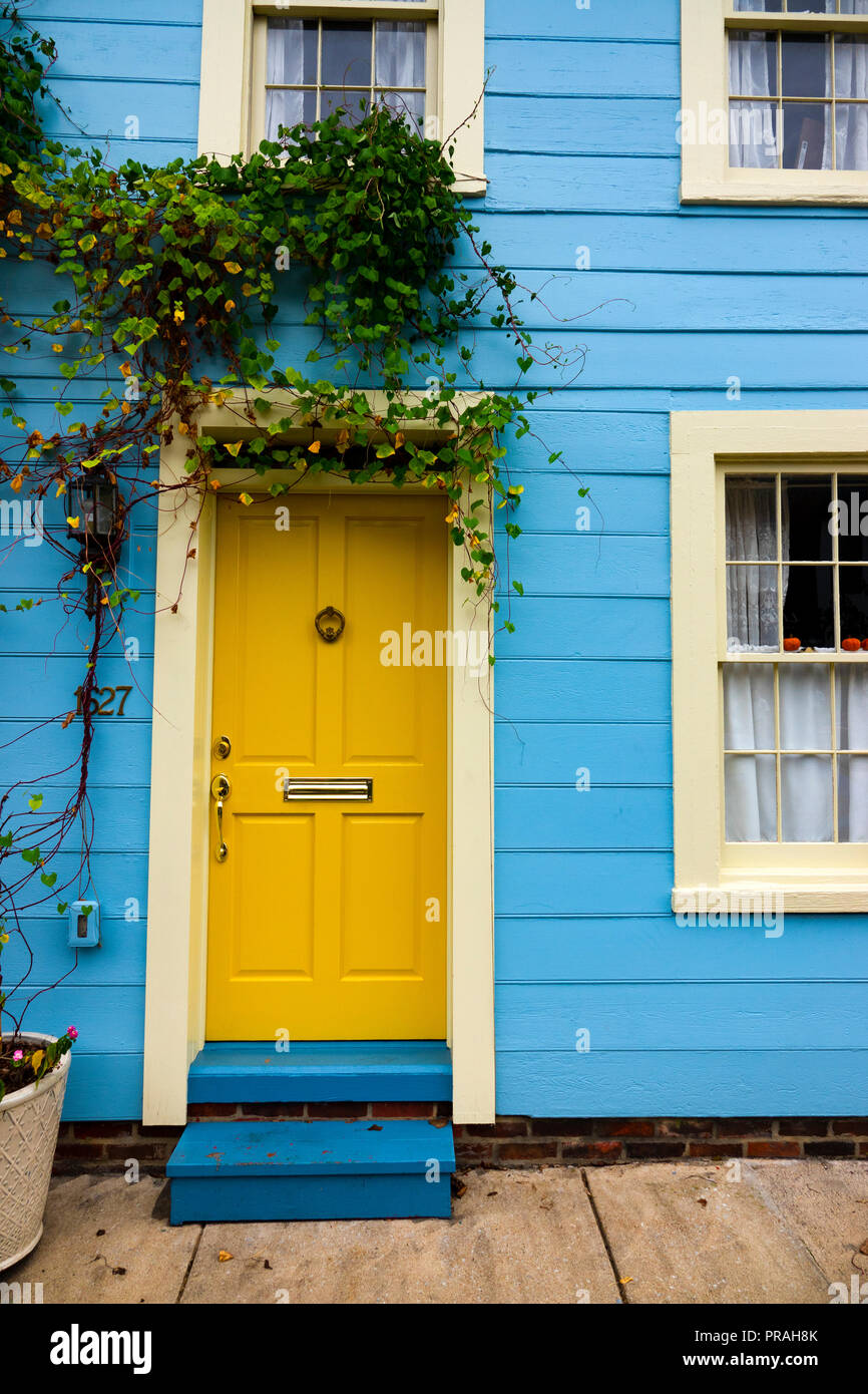 Stati Uniti Maryland Baltimore Fells Point MD colorati porta anteriore di un vecchio rowhouse Foto Stock