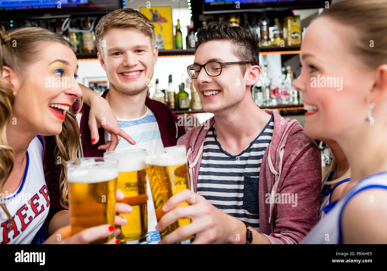 Gli appassionati di uno sport di squadra la visione di gioco in bar Foto Stock